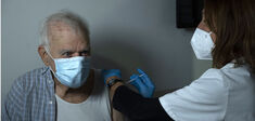 Vacciner les plus âgés, un choix d’équité ou d’utilité ?