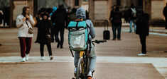Livraison de repas à domicile. Deliveroo du Mal