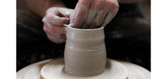 Stages de poterie. Payer Les pots cassés