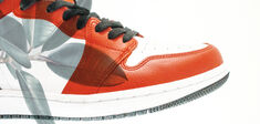 Sneakers. Larmes d’arbre au bout des pieds