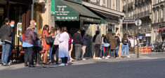 Rue Notre-Dame-de-Lorette : attente confiante