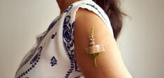 Médecines douces et antivax : une convergence naturelle ?