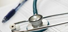 La médecine sous haute surveillance