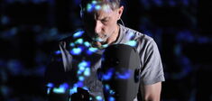 Le voyage imaginaire de Simon McBurney