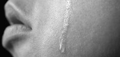 Un homme qui pleure