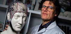 “Le rêve nous prépare à gérer d’éventuelles situations” : un neurologue explore le sommeil