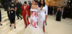 “Taxez les riches” : la robe d’Alexandria Ocasio-Cortez est-elle vraiment “le message” ?