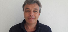 Étienne Decroly : “Est-il raisonnable de construire en laboratoire des virus potentiellement pandémiques chez l’homme qui n’existent pas dans la nature ?”