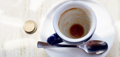 Pourquoi laisse-t-on des pourboires au café ?