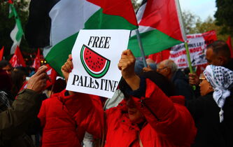“Ils veulent vider la Palestine” : à Paris, les visages pluriels de la cause palestinienne défilent