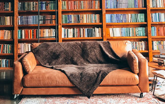 Syndrome "tsundoku" : est-il grave de ne pas lire les livres qu'on achète ?